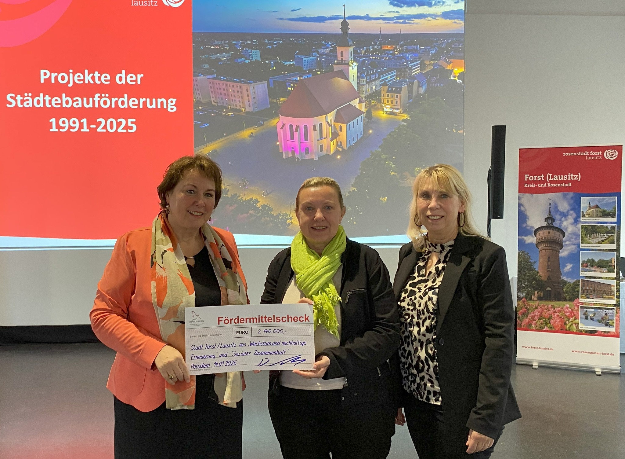 Menschen halten einen Scheck hoch