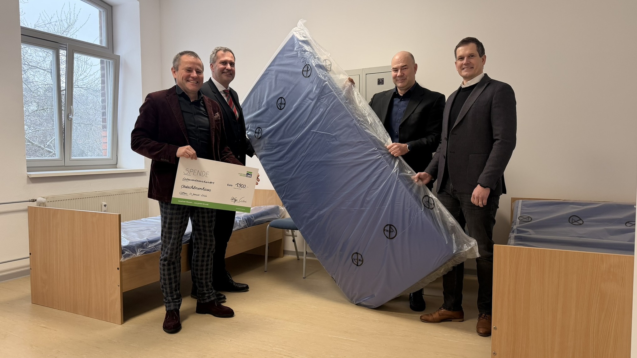 624578820_1509662397830076_339196969168354572_n Menschen stehen nebeneinander und halten eine Matratze hoch