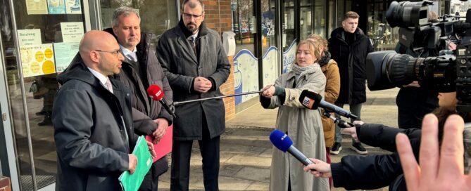 Menschen stehen vor der Presse