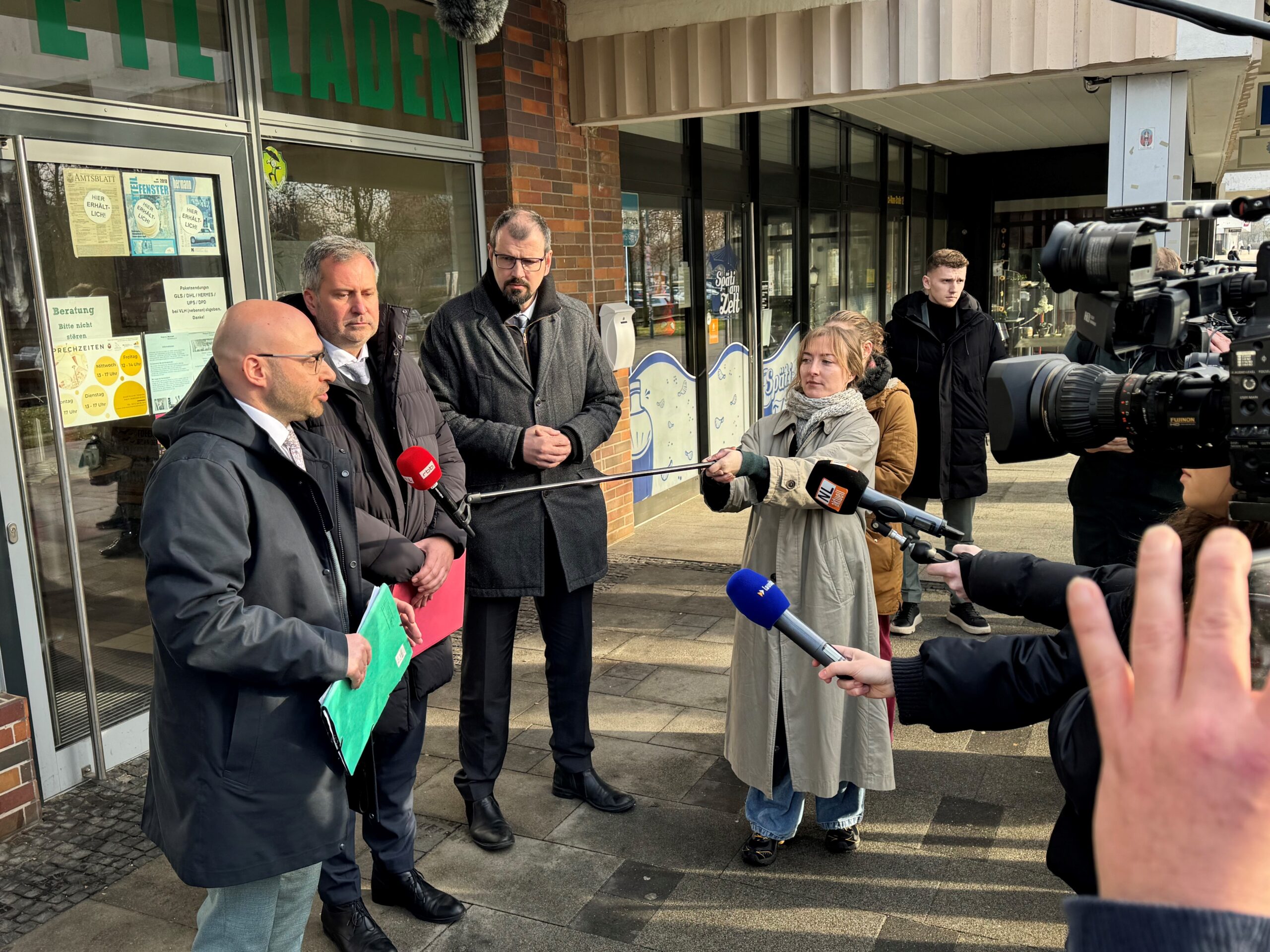 Menschen stehen vor der Presse