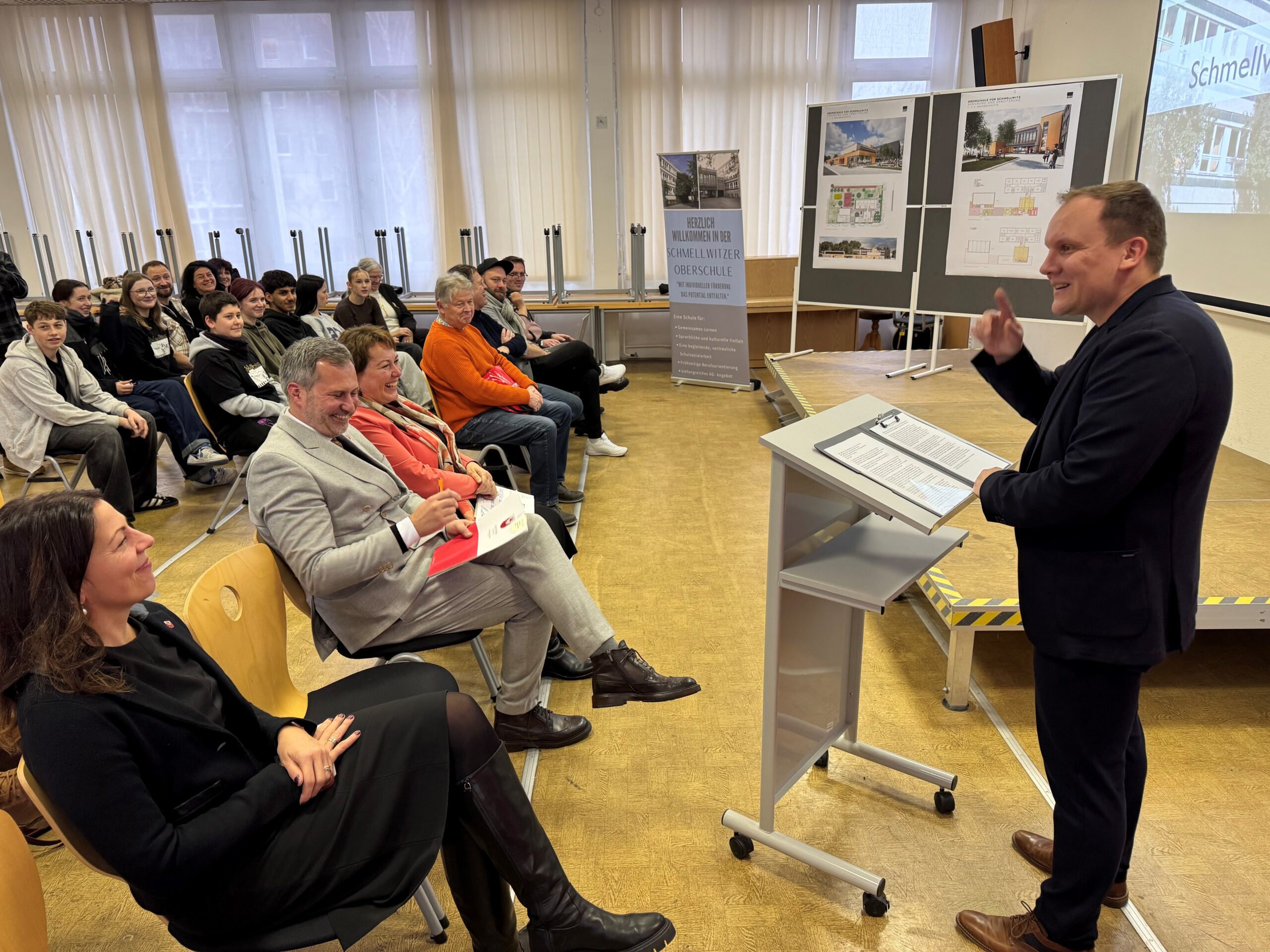 Menschen sitzen in einem Raum, darunter Cottbus Oberbürgermeister Tobias Schick