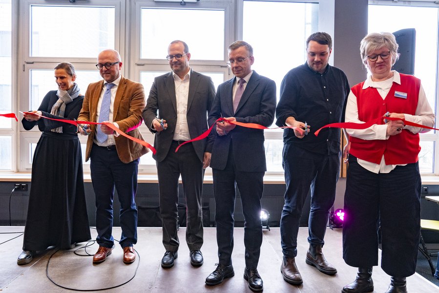 csm_mensa_rotesBand_RS03_m_d7c557f274 Menschen schneiden ein rotes Band druch