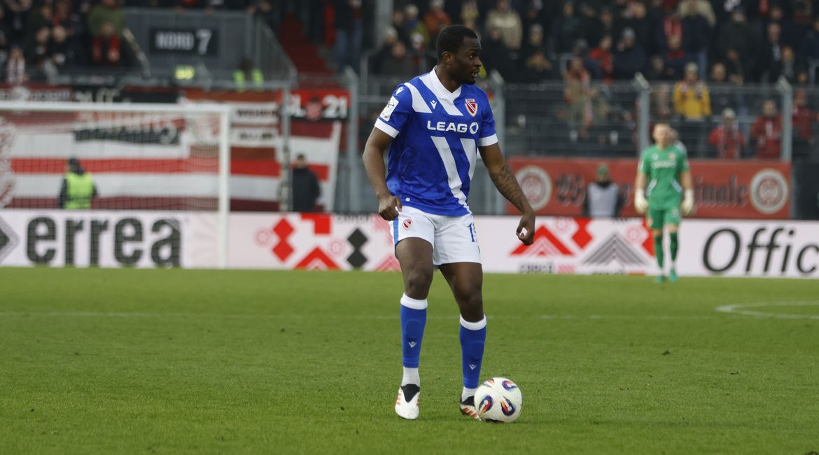 Der Innenverteidiger Dennis Duah in Aktion bei Energie Cottbus. Quelle: Steve Seiffert