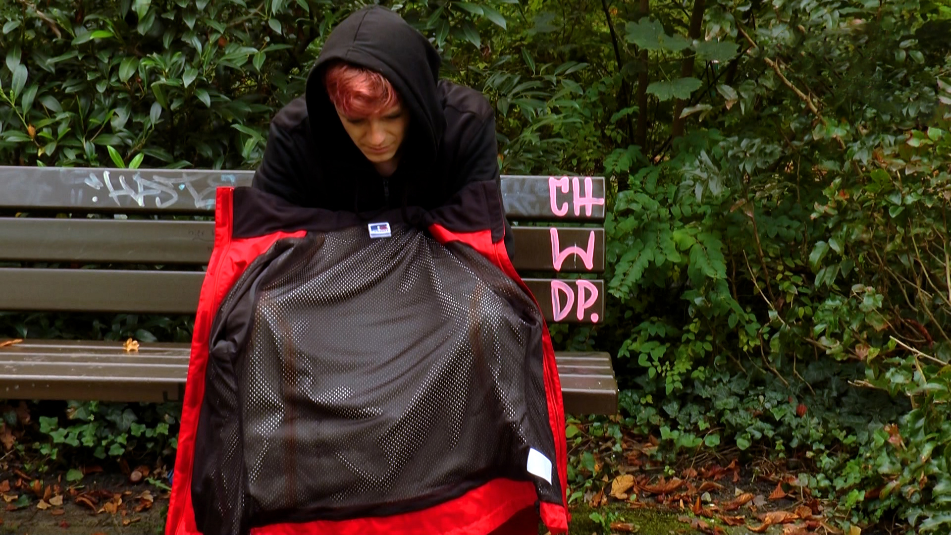 obdachlos ein Obdachloser sitzt auf der Parkbank