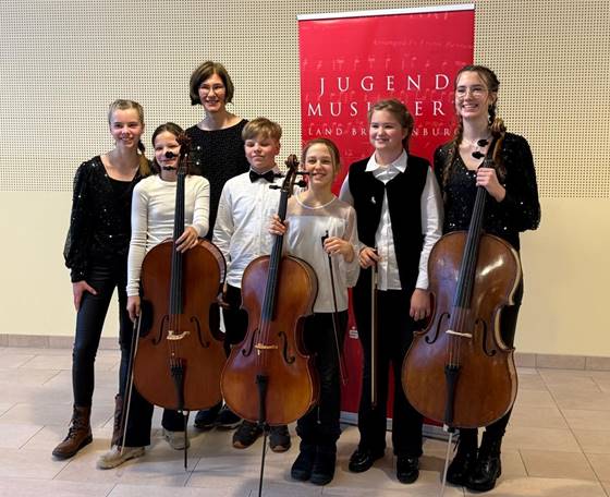 schule junge Musiker stehen hinter ihren Instrumenten