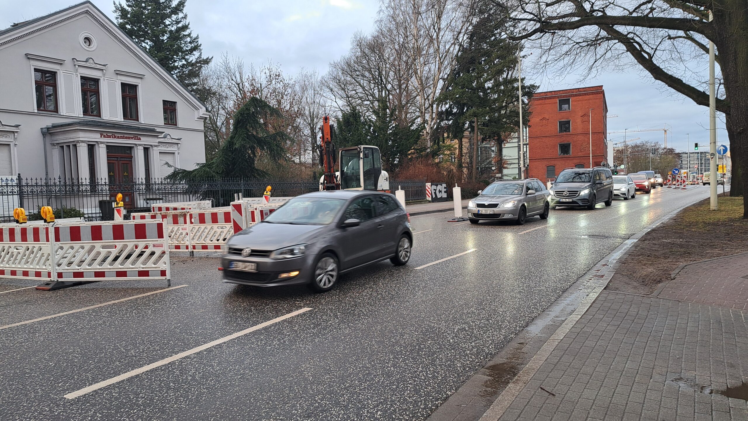 Das Foto zeigt eine Baustelle in der Franz-Mehring Straße mit vorbeifahrenden Autos.