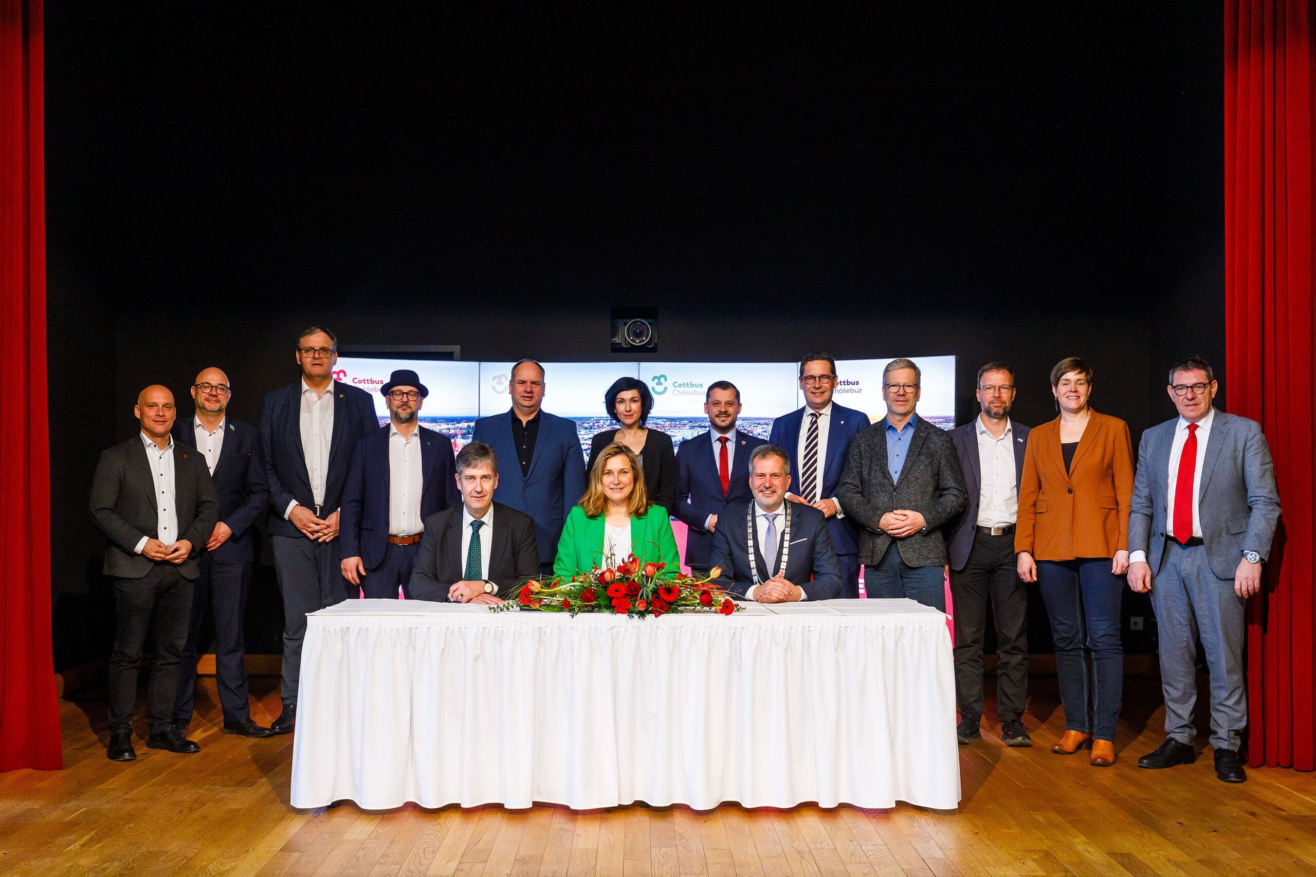 Oberbürgermeister stehen nebeneinander