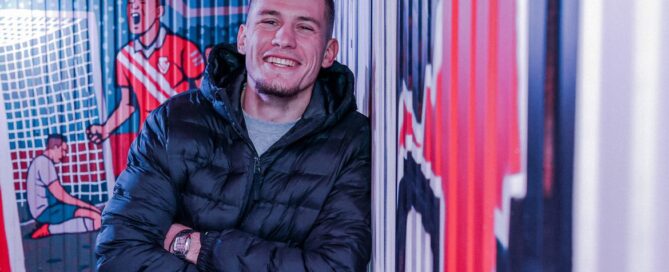 Ein Fussballspieler lächelt in die Kamera