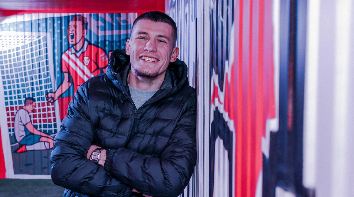 Ein Fussballspieler lächelt in die Kamera