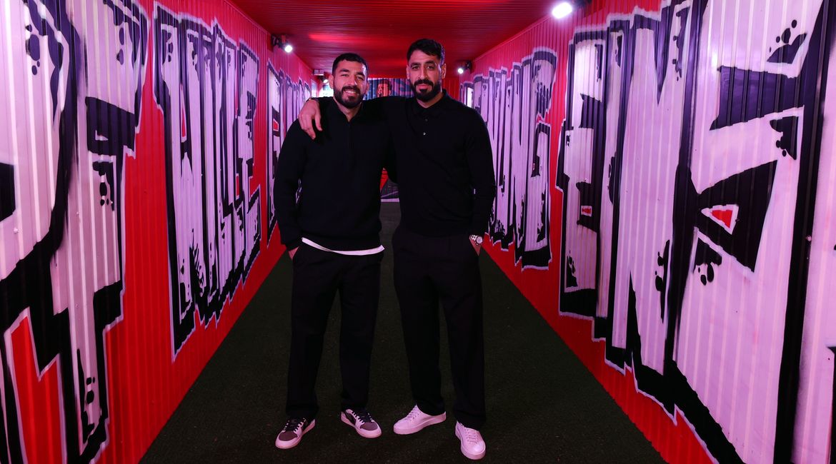 Zwei Fussballspieler stehen nebeneinander