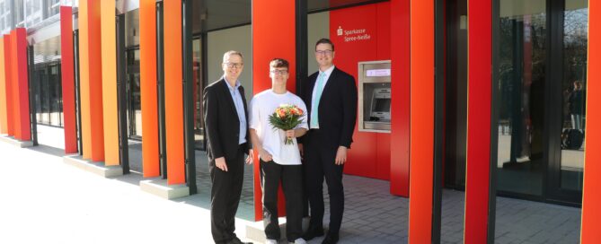 Die Sparkasse Spree Neiße hat einen neuen Bankautomaten eröffnet