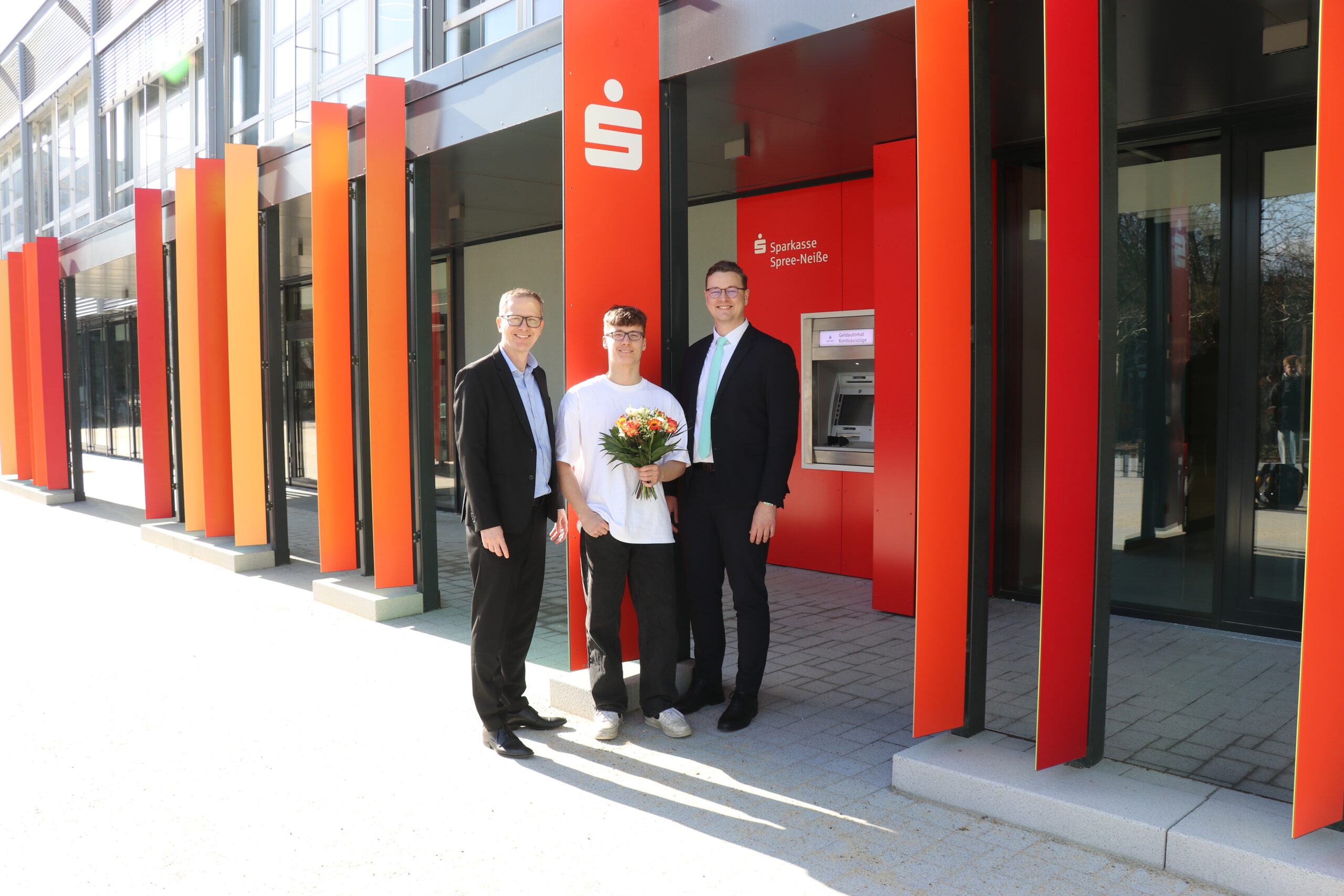 Foto_Erster Kunde am BTU-Geldautomaten Die Sparkasse Spree Neiße hat einen neuen Bankautomaten eröffnet