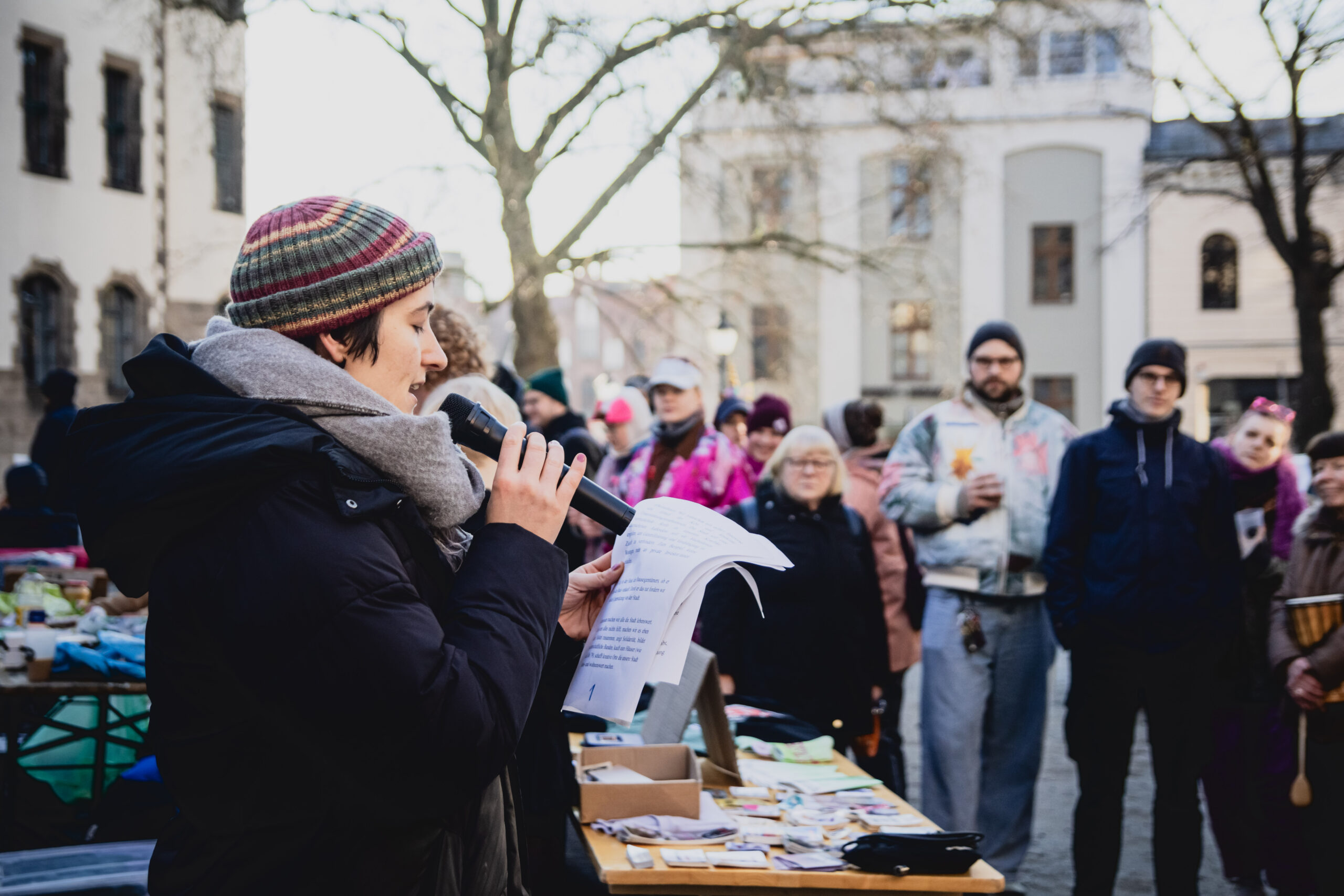 K29 Menschen stehen am Landgericht Cottbus und demonstrieren
