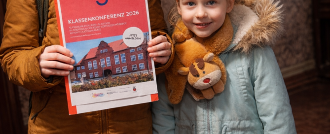 Das Foto zeigt die Schülerinnen Martha und Rosa auf der Klassenkonferenz.