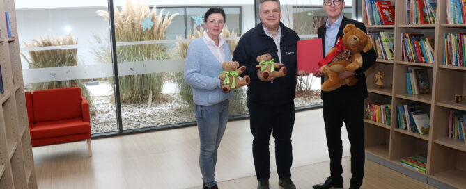 André Müller von der Sparkasse Spree-Neiße überreicht einen Förderbescheid an das Kinderhaus Pusteblume.