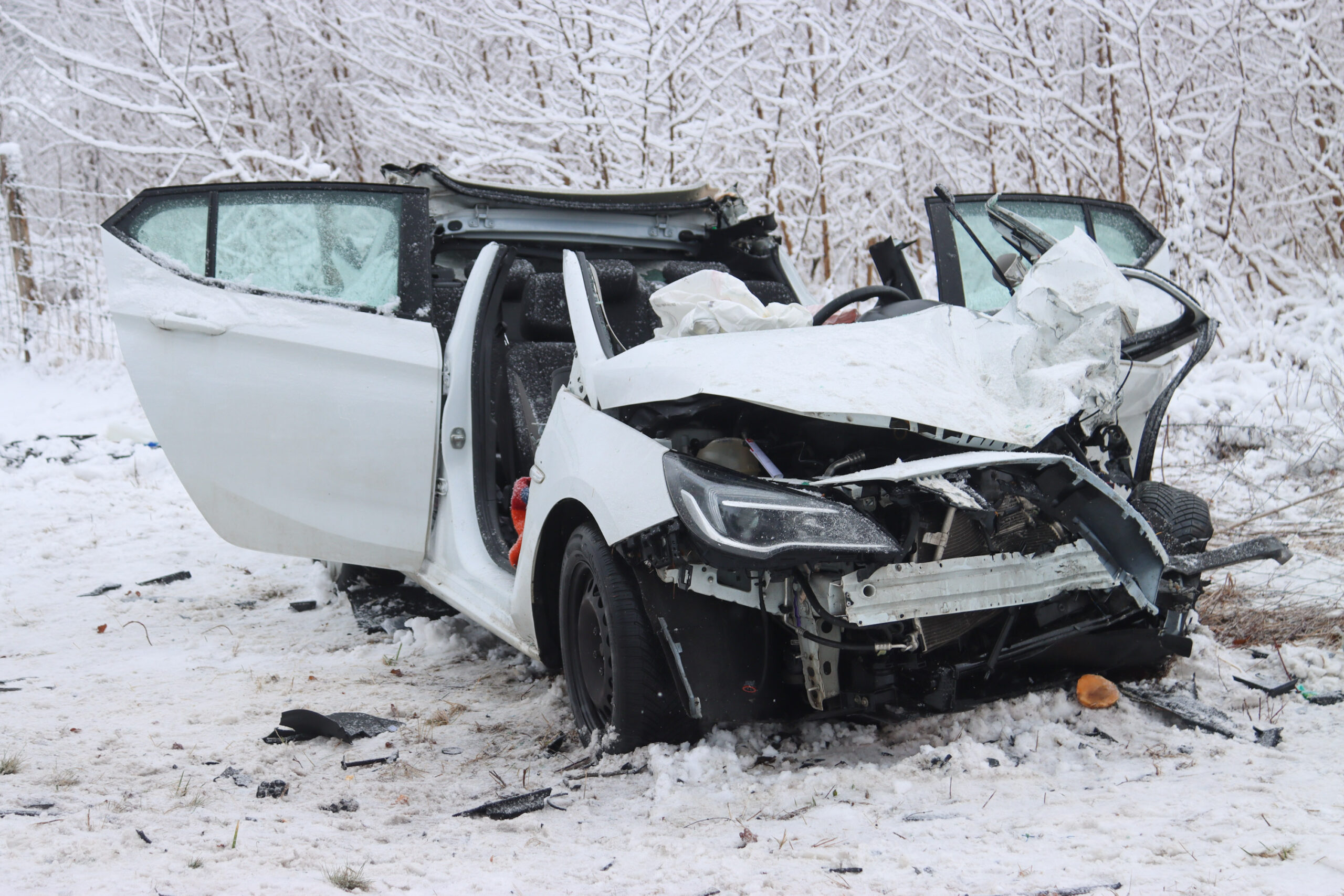 Unfall EIn Auto ist nach einem Unfall völlig zerstört