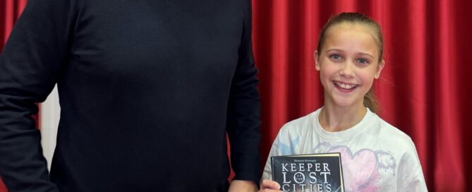 Cottbus Oberbürgermeister Tobias Schick steht neben einem kleinen Mädchen