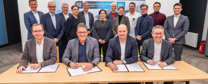 Das Foto zeigt die beteiligten Partner der MUL-CT, der BTU, von CHESCO und von AirbusHelicopters bei der Vertragsunterzeichnung für das Projekt LifeSaver Lausitz. Quelle: MUL-CT