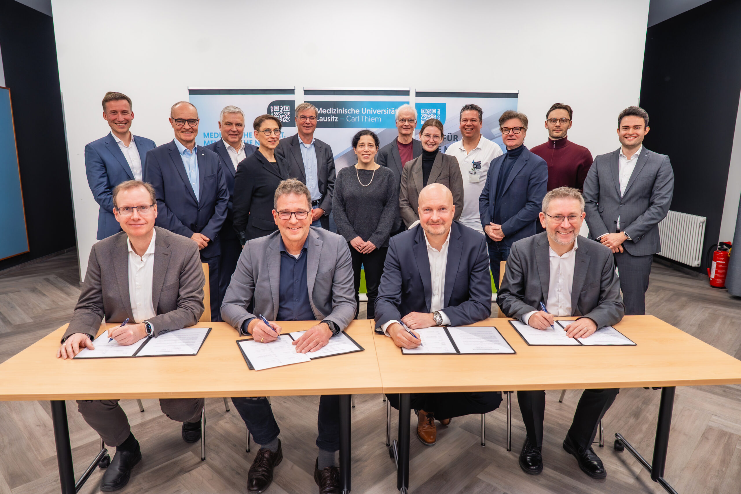 Das Foto zeigt die beteiligten Partner der MUL-CT, der BTU, von CHESCO und von AirbusHelicopters bei der Vertragsunterzeichnung für das Projekt LifeSaver Lausitz. Quelle: MUL-CT