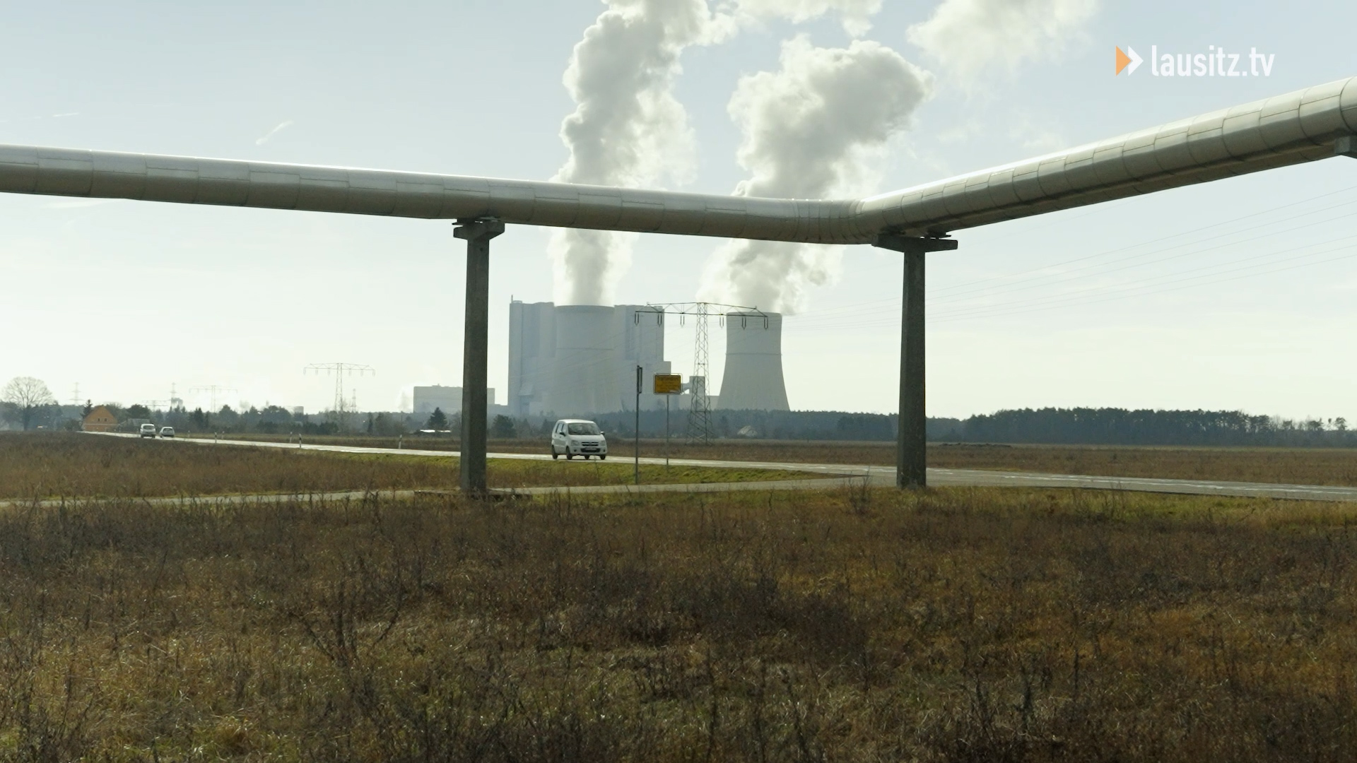 wärmeversorgung spremberg Kraftwerksblöcke sind auf einem Feld zusehen