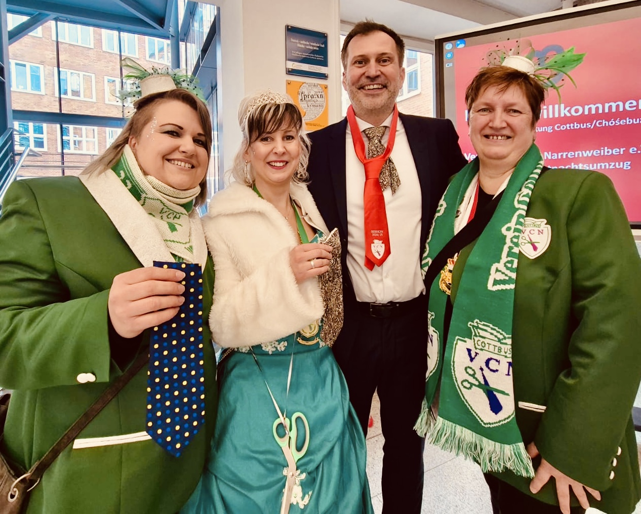 weiberfastnacht Das Foto zeigt verkleidete Frauen vom Verein Cottbuser Narrenweiber mit dem Oberbürgermeister Tobias Schick und einem abgeschnittenen Schlips.