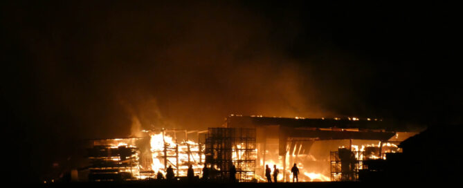 Ein Gebäude in Betten (Elbe-Elster) steht in Flammen. Quelle: Blaulichtreport Lausitz