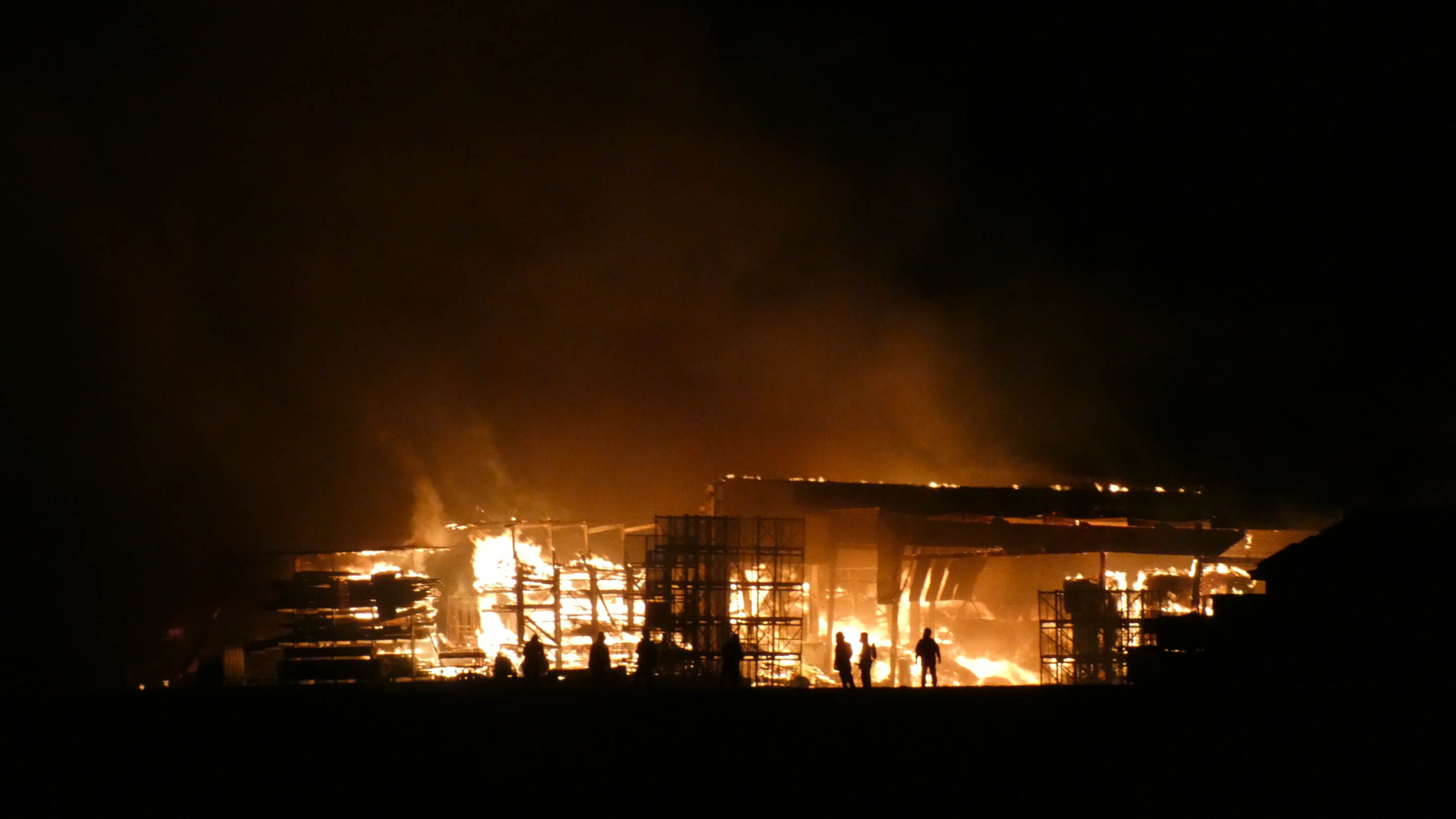 Ein Gebäude in Betten (Elbe-Elster) steht in Flammen. Quelle: Blaulichtreport Lausitz