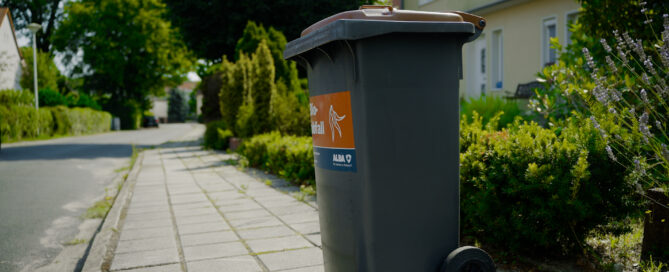 Eine Mülltonne ist auf dem Bild zu sehen