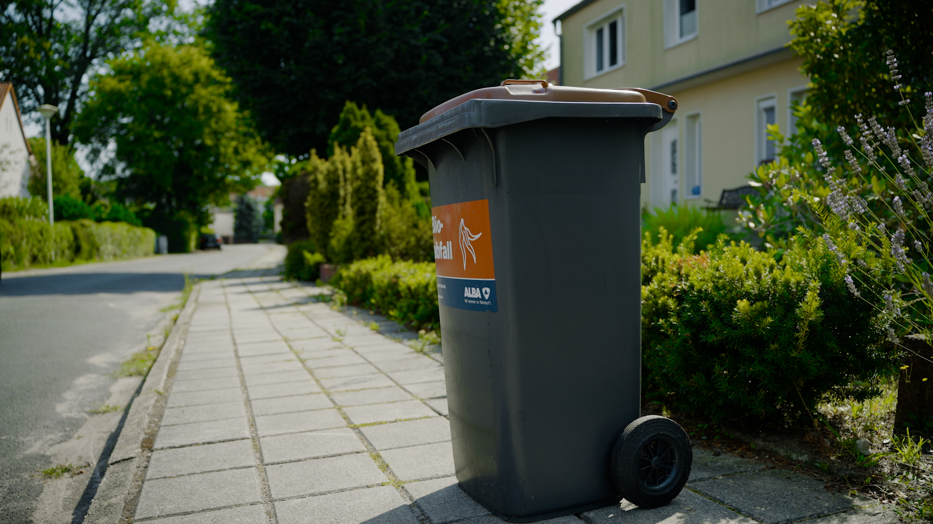 Eine Mülltonne ist auf dem Bild zu sehen