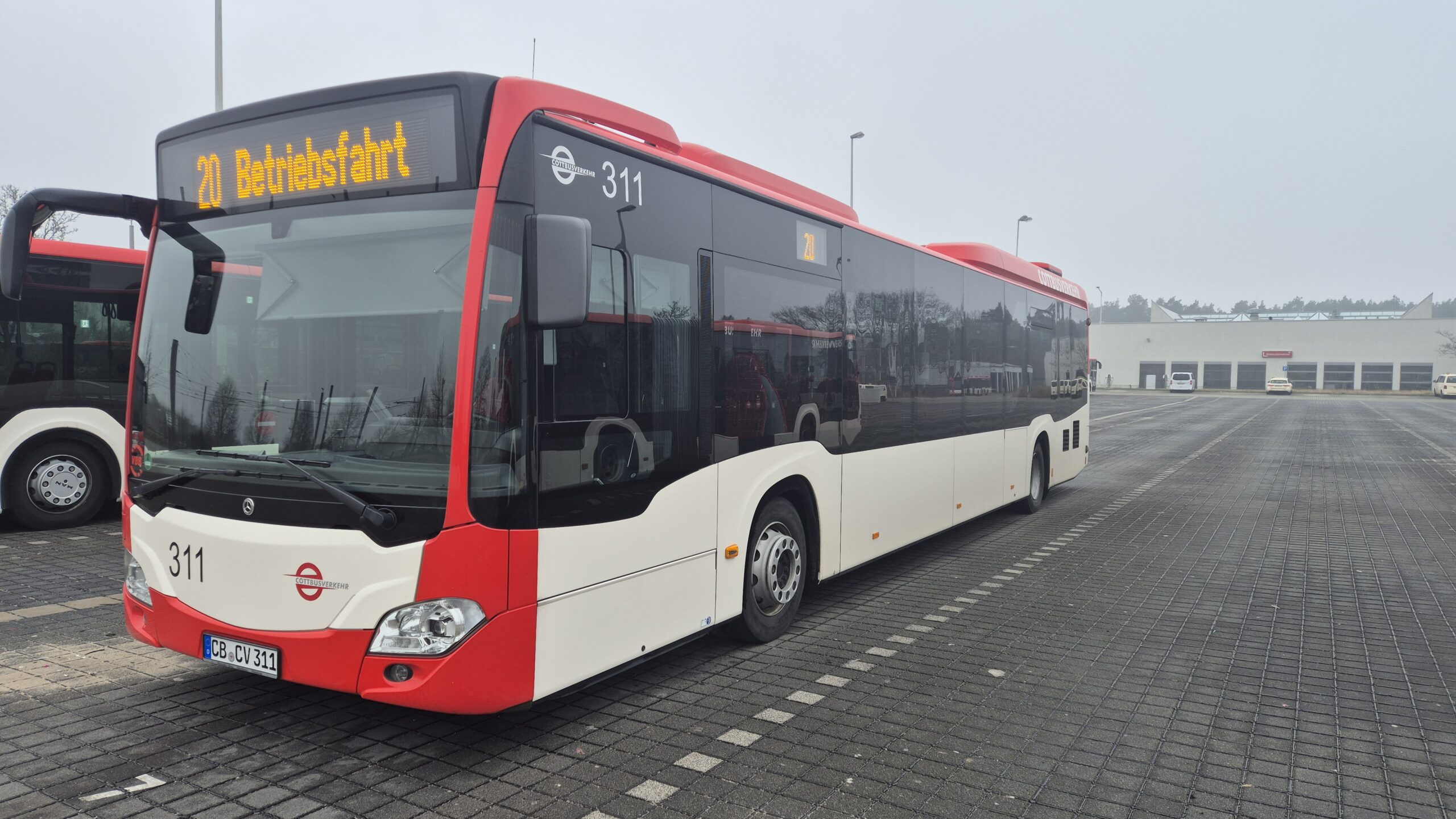 Auf dem Hild ist ein Bus zu sehen