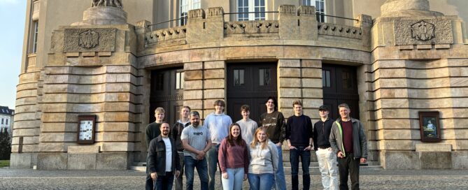 Junge Menschen stehen vor dem Staatstheater Cottbus