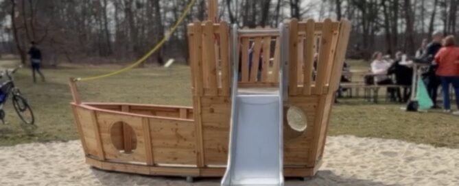 Auf dem Bild ist ein Spielplatz zu sehen