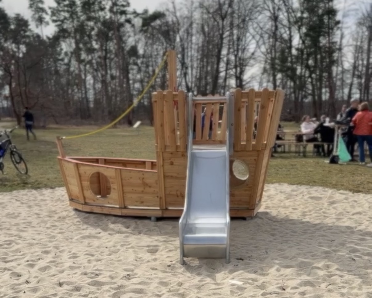 Auf dem Bild ist ein Spielplatz zu sehen