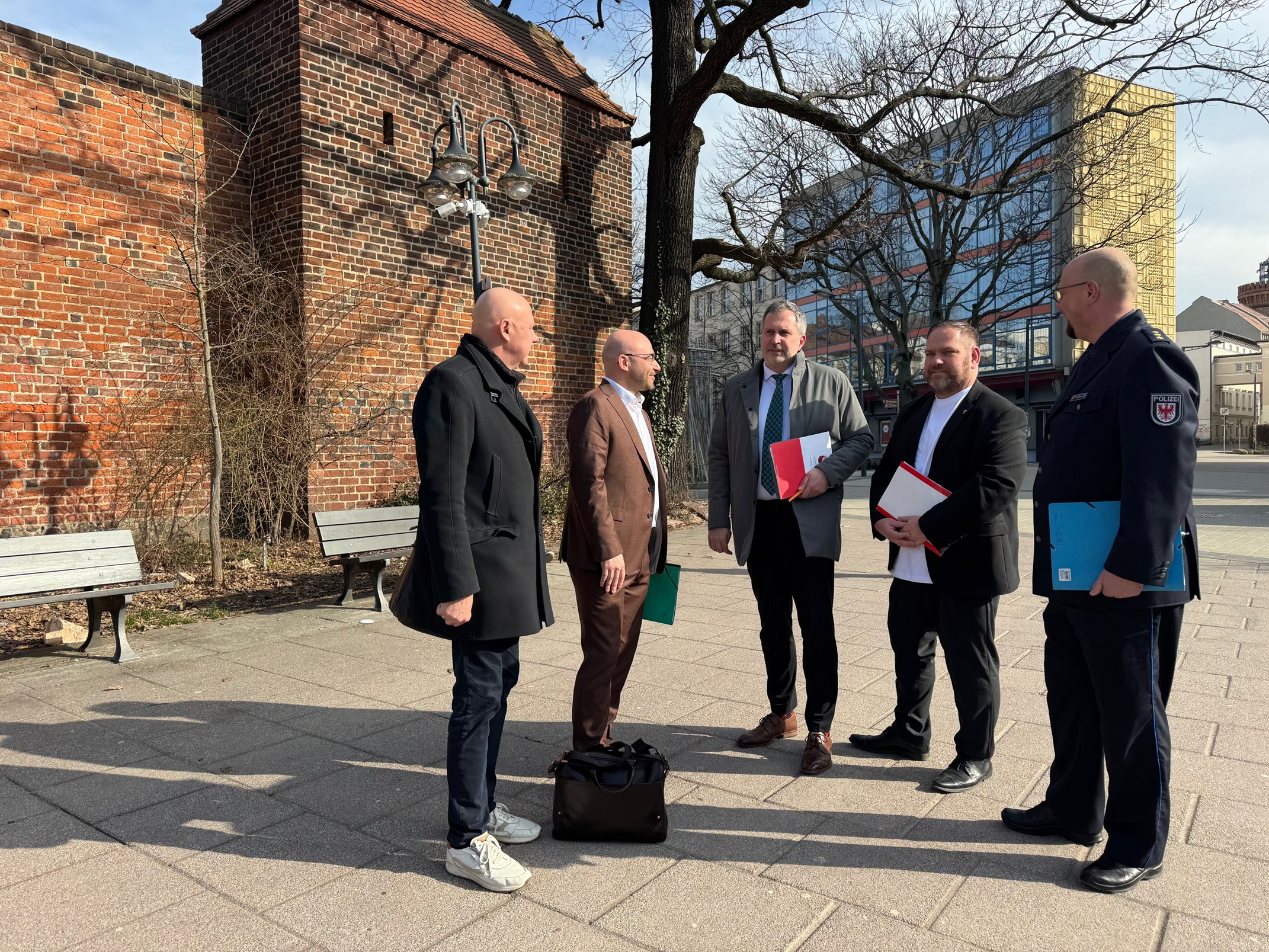 Menschen stehen nebeneinander