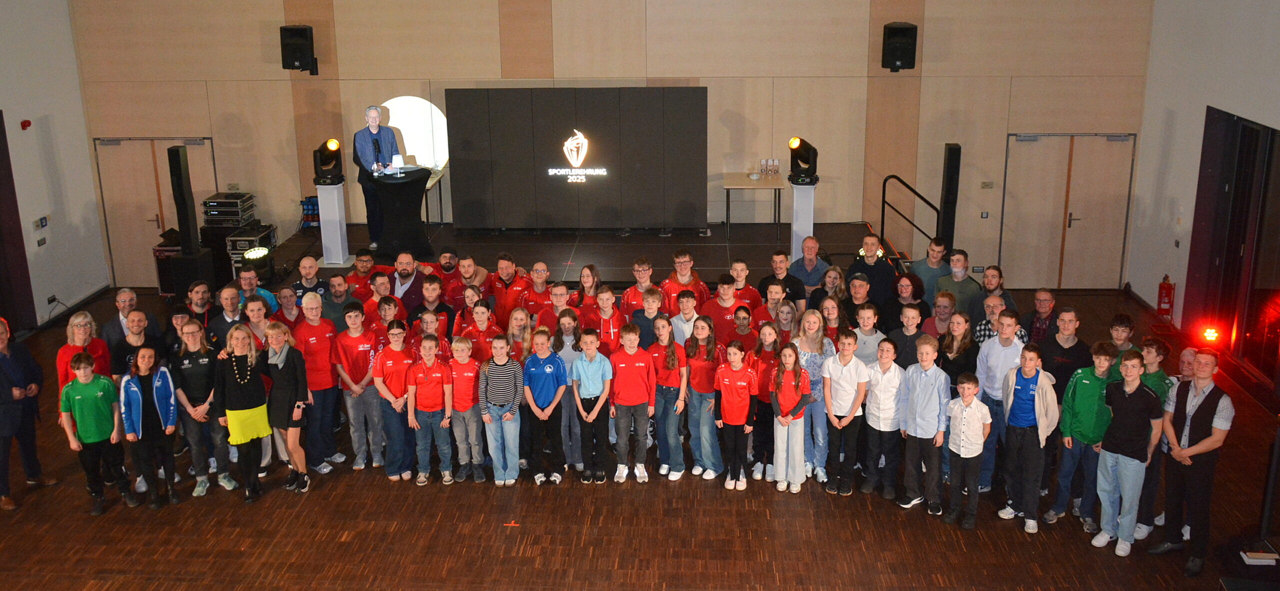 Sportlerehrung 2025 im Februar 2026 Kinder und Sportler stehen nebeneinander