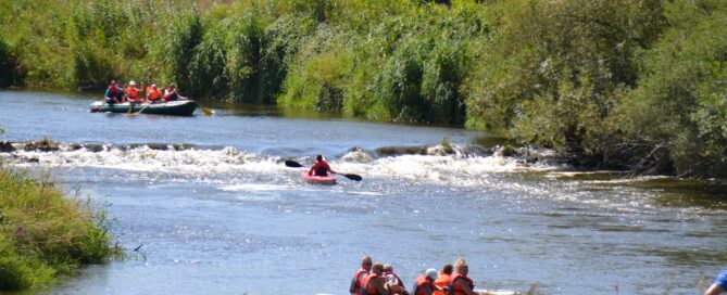 Padller sind auf einem See zu sehen