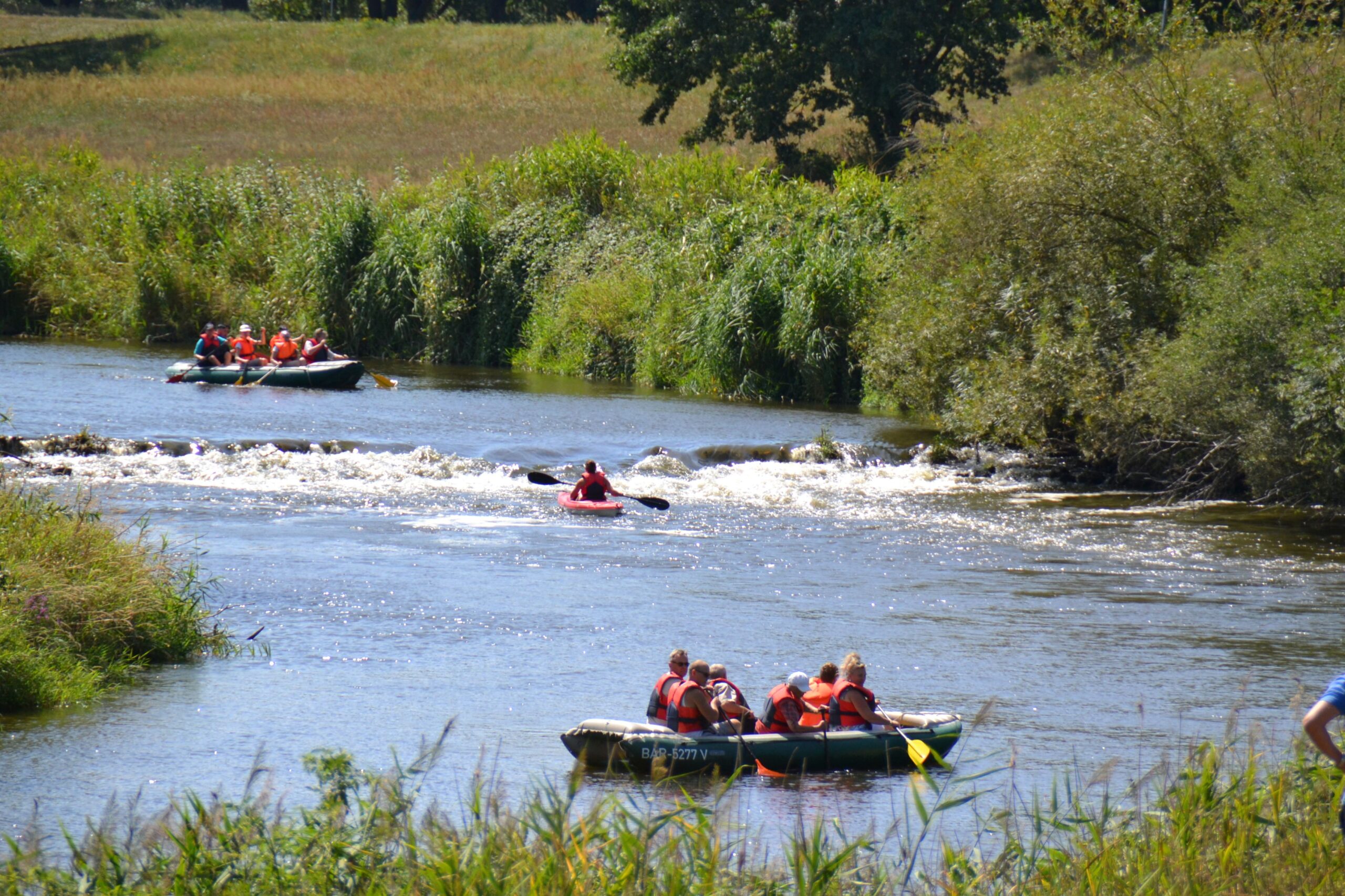 Padller sind auf einem See zu sehen
