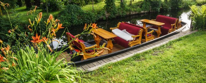 Kahn der auf dem Waser steht