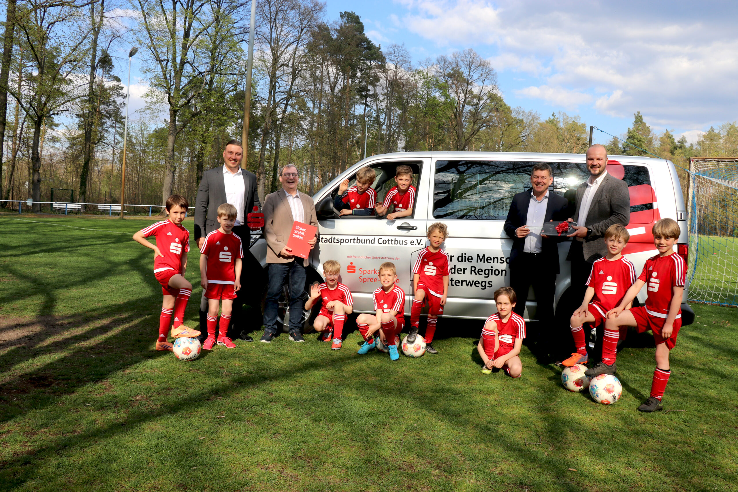 Menschen stehen vor einem Transporter