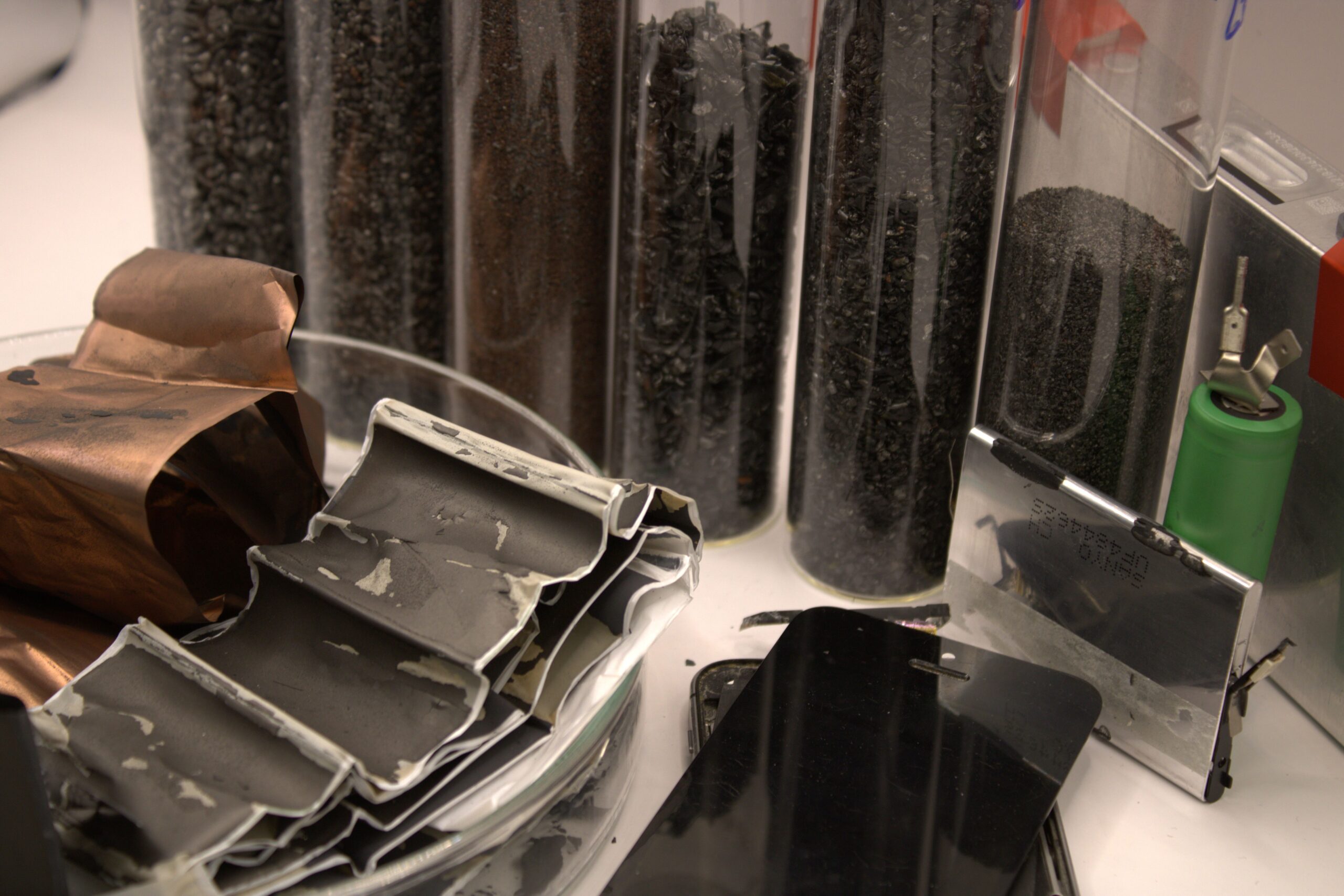 IMG_0923 Lithium-Ionen-Zellen aus unterschiedlichen Anwendungen im Vordergrund