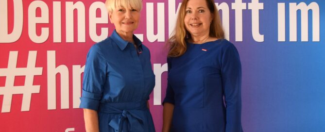 2 Frauen stehen nebeneinander