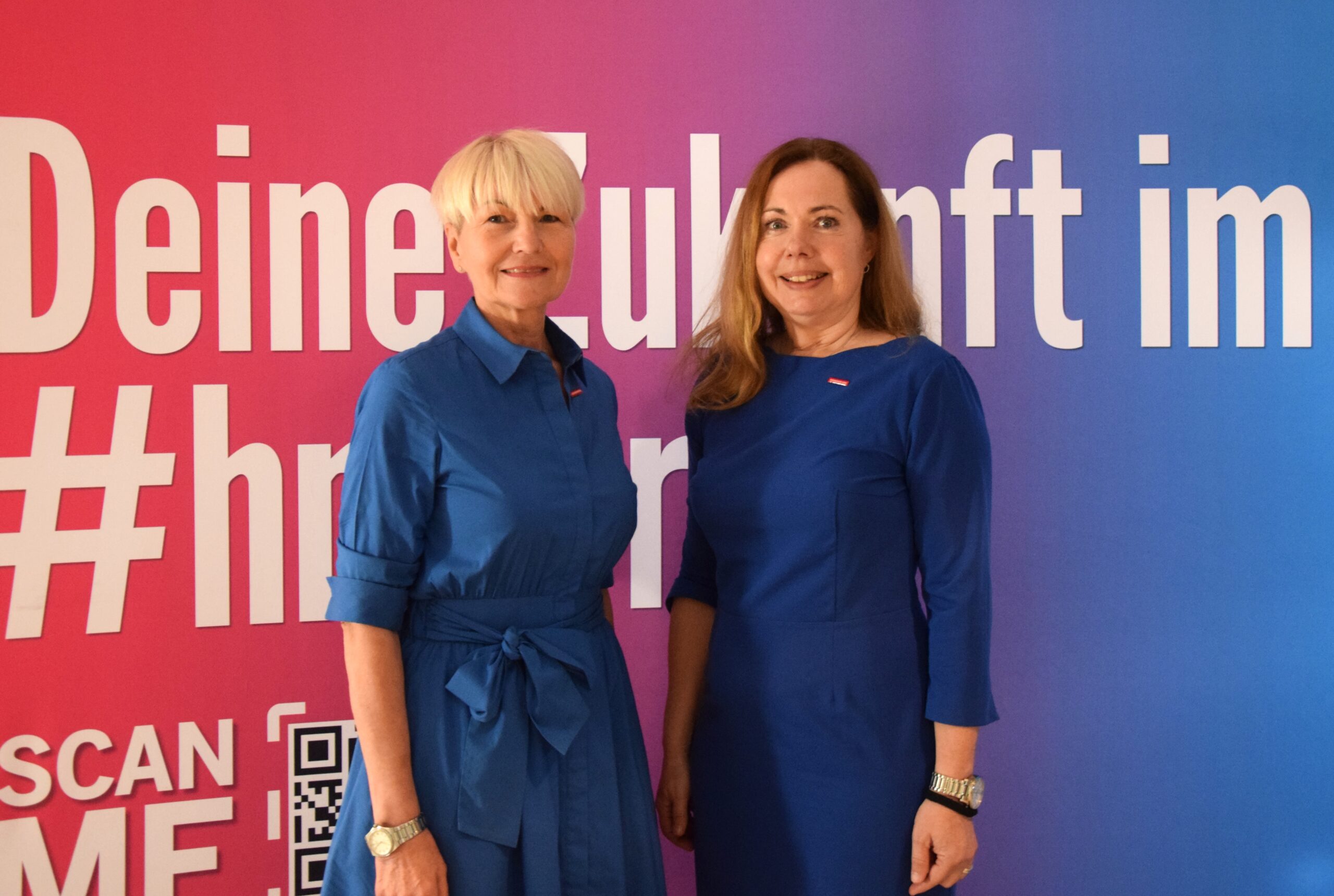 2 Frauen stehen nebeneinander