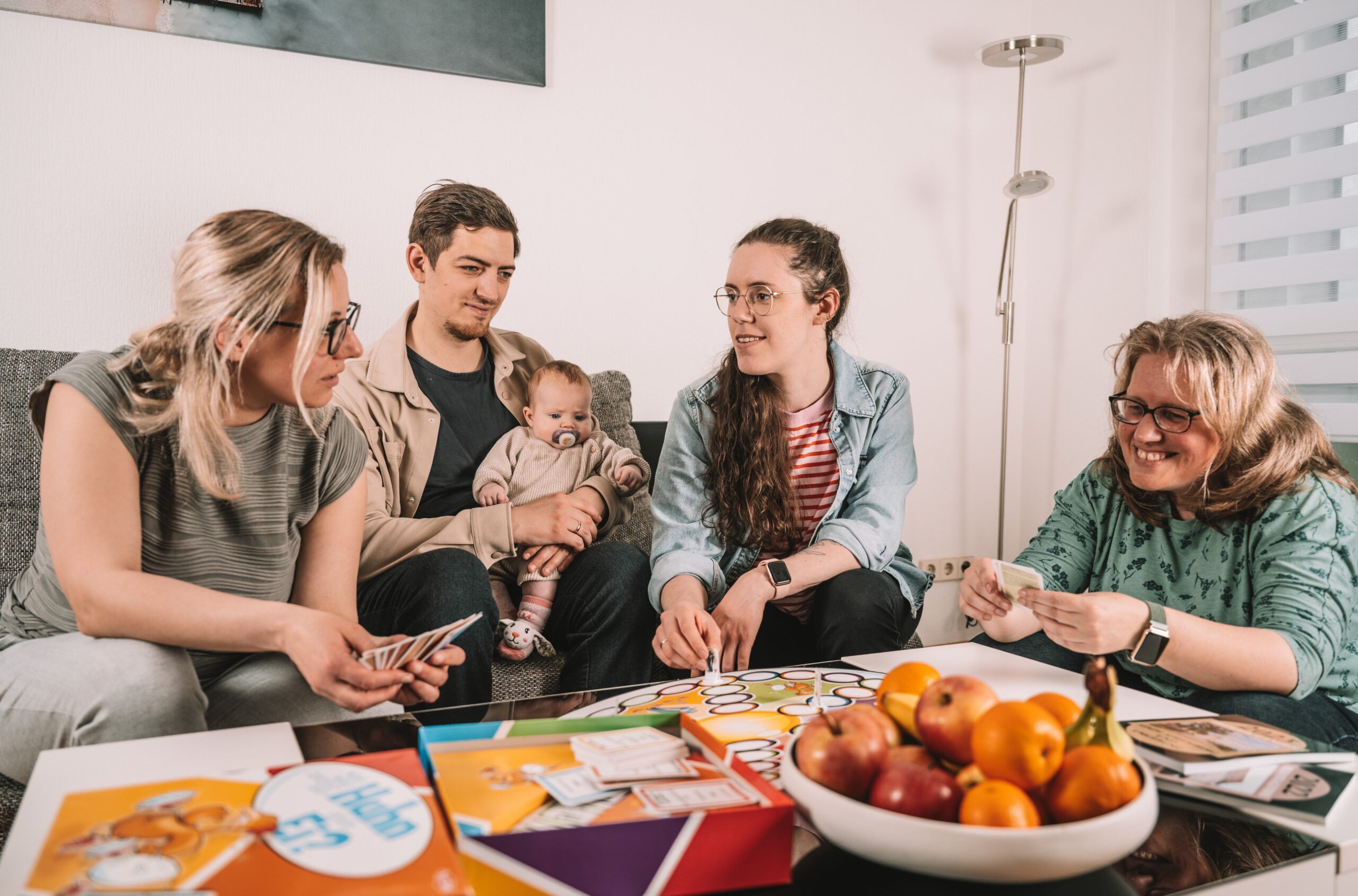 Menschen sitzen auf der Couch