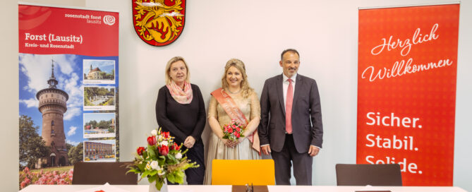 Auf dem Bild ist die Rosenkönigin von Forst zu sehen. Sie steht neben der Bürgermeisterin von Forst