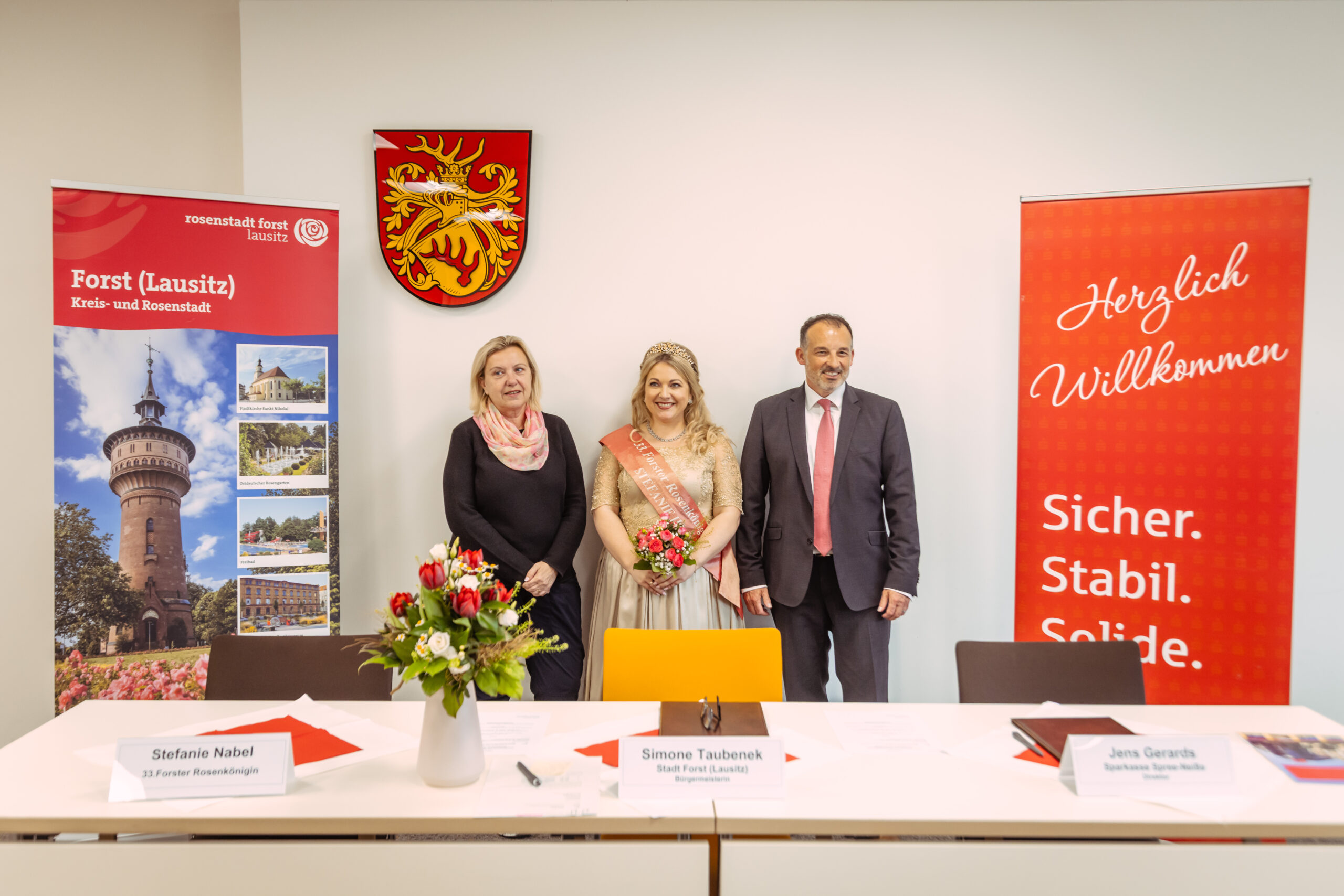 Auf dem Bild ist die Rosenkönigin von Forst zu sehen. Sie steht neben der Bürgermeisterin von Forst