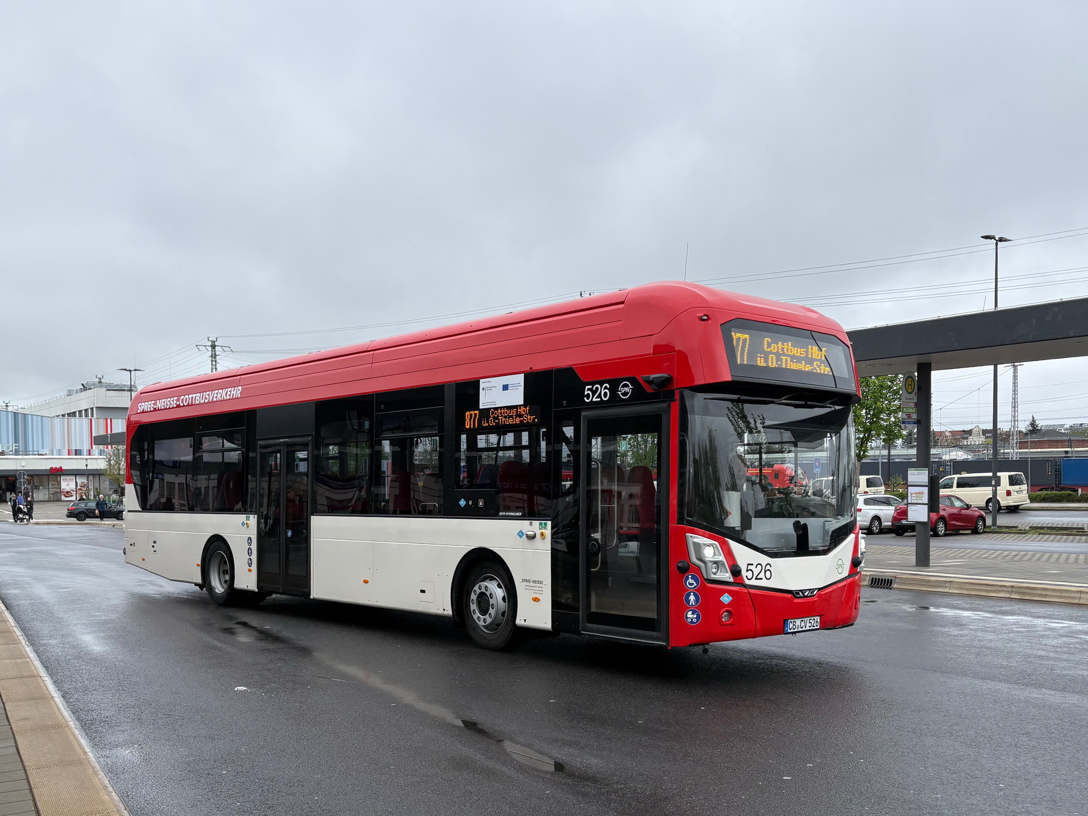 Wasserstoffbus steht am Cottbuser Hauptbahnhof