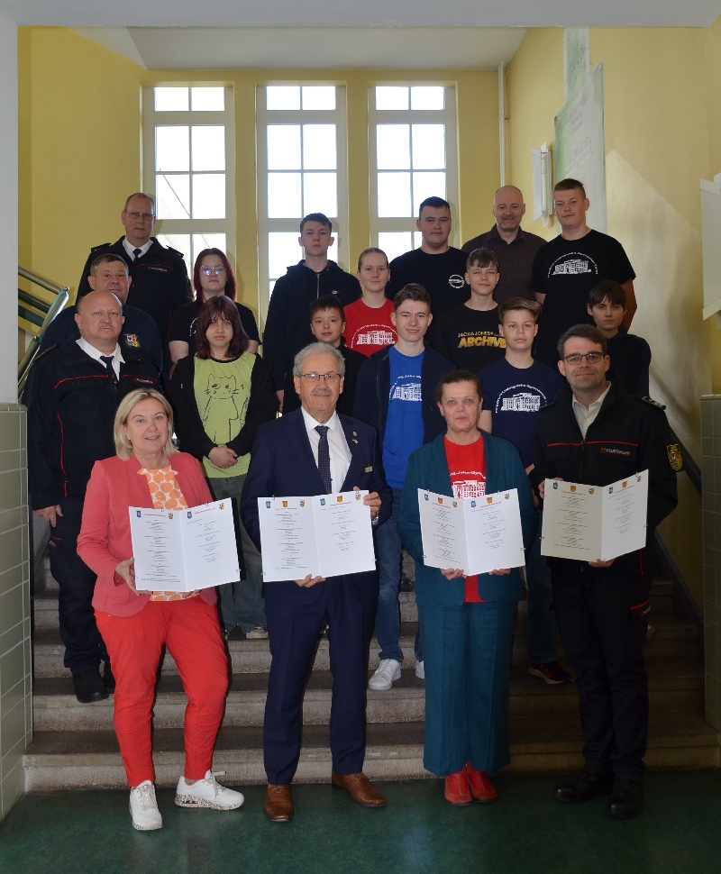 Menschen halten Plakate hoch