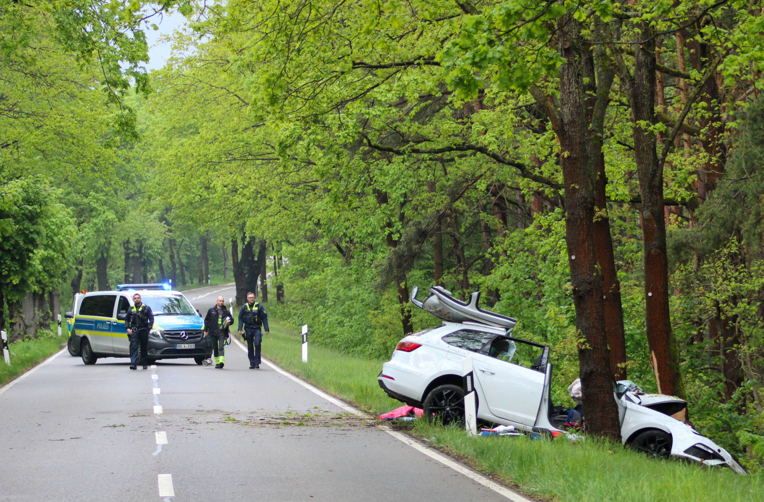 Auto prallt gegen Baum