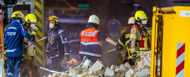 Rettungskräfte kämpfen sich durch Trümerberge durch