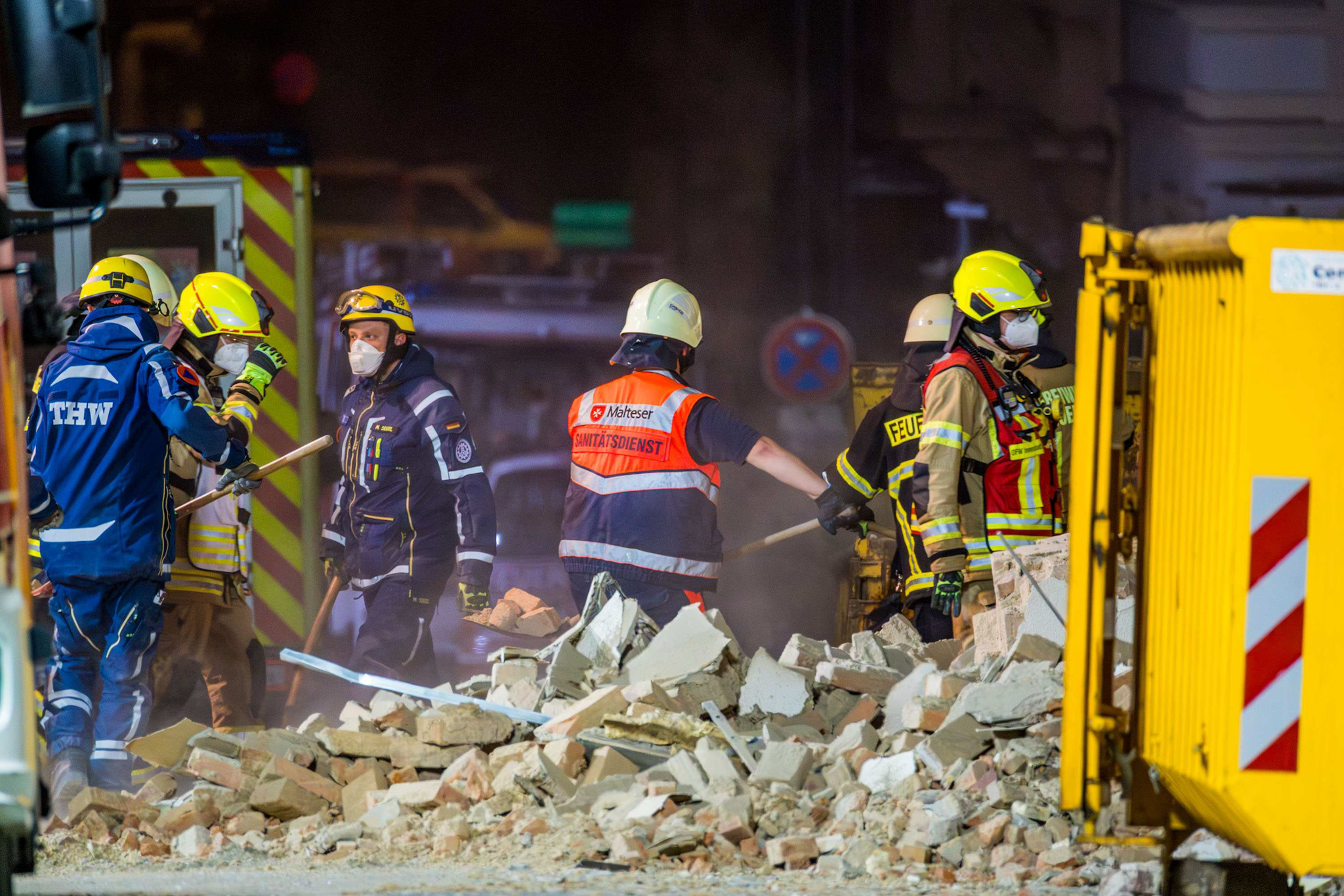 Rettungskräfte kämpfen sich durch Trümerberge durch
